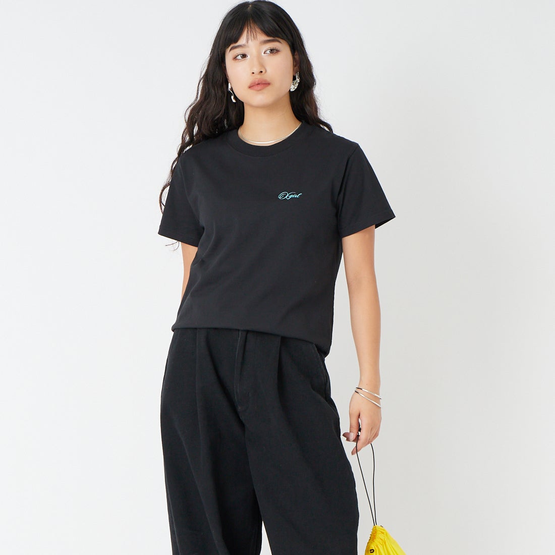 X-girl [エックスガール] カーシブスクリプトロゴ＆フェイス 半袖Tシャツ [105261011011] BLACK &&モデル身長：162cm 着用サイズ：M&&