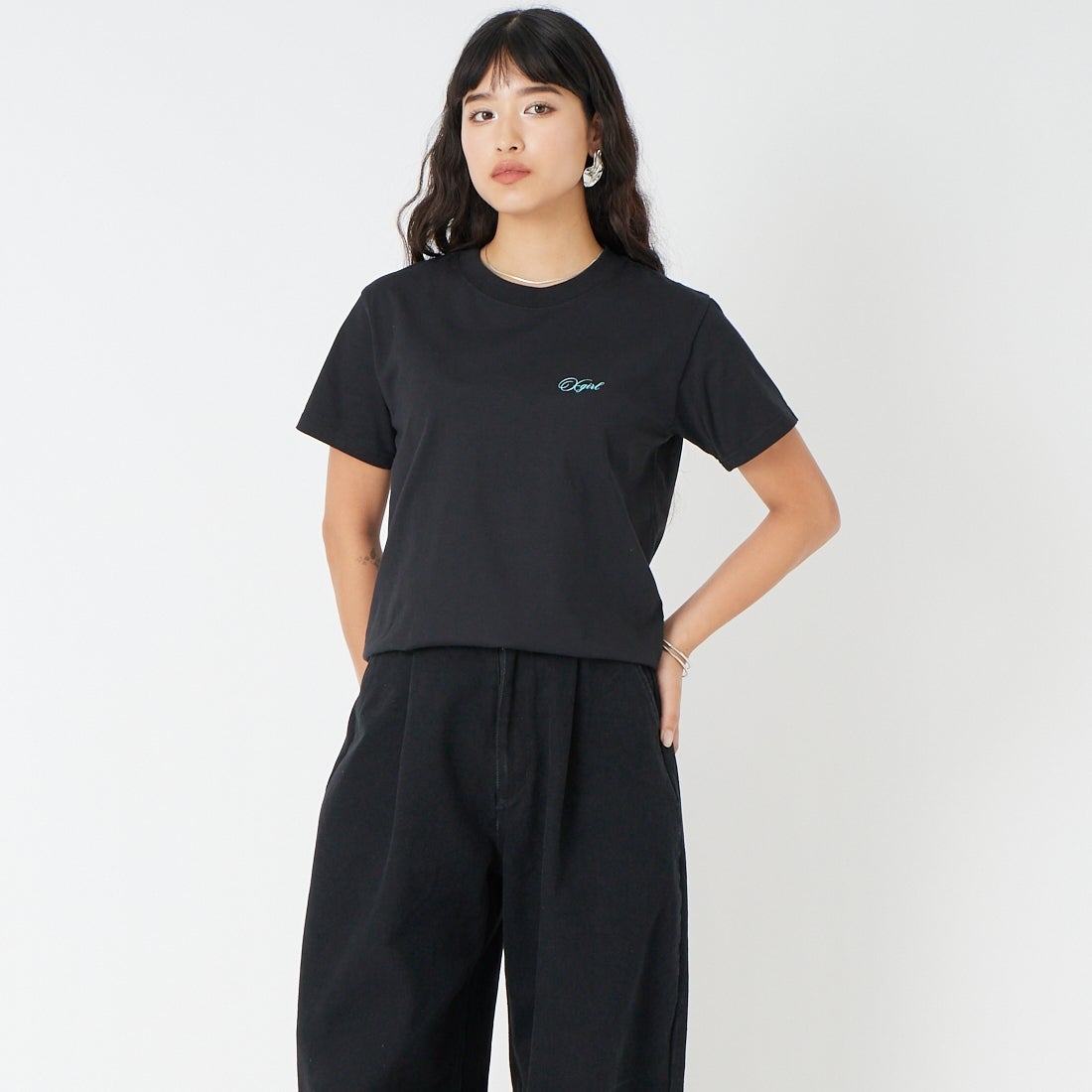 X-girl [エックスガール] カーシブスクリプトロゴ＆フェイス 半袖Tシャツ [105261011011] BLACK &&モデル身長：162cm 着用サイズ：M&&