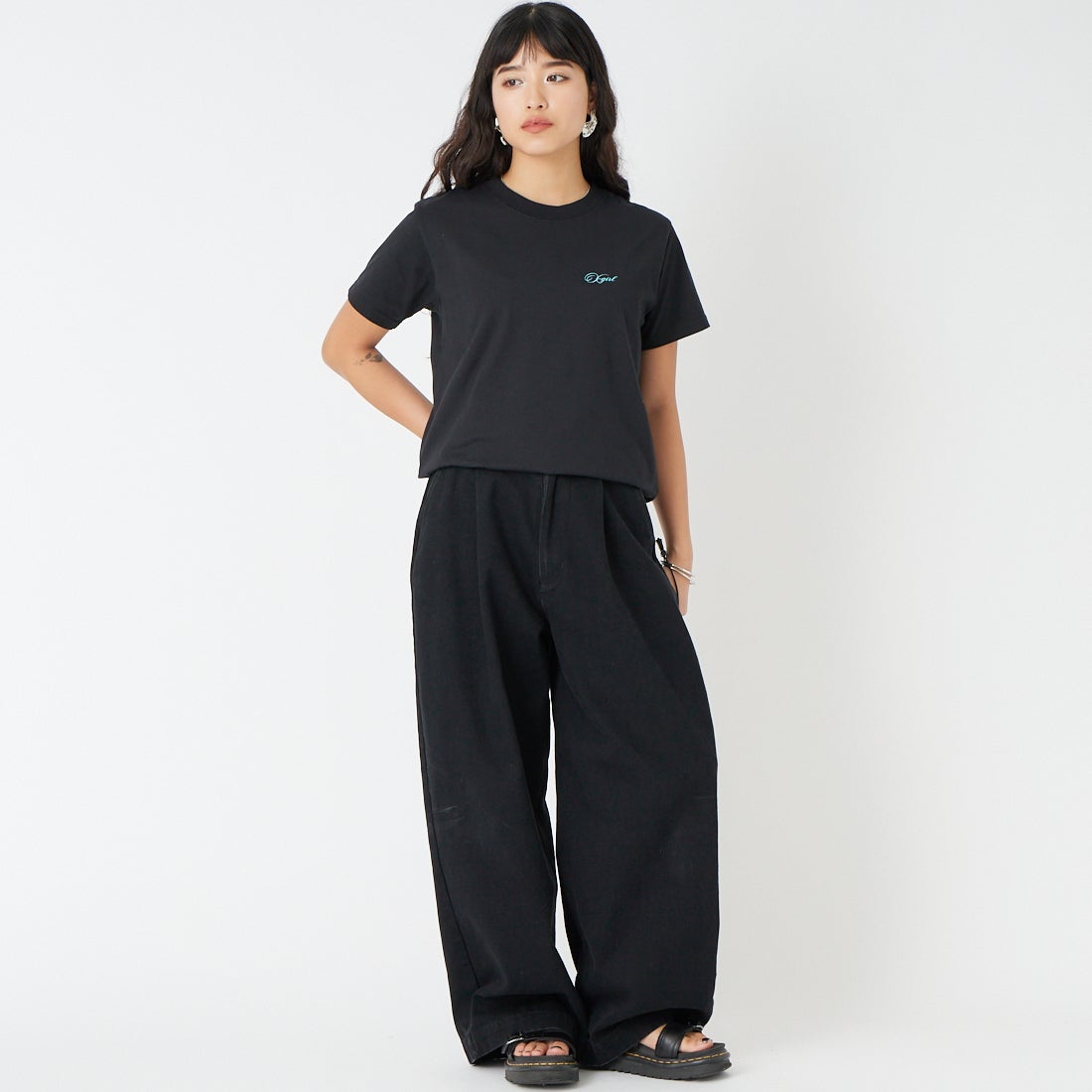 X-girl [エックスガール] カーシブスクリプトロゴ＆フェイス 半袖Tシャツ [105261011011] BLACK &&モデル身長：162cm 着用サイズ：M&&