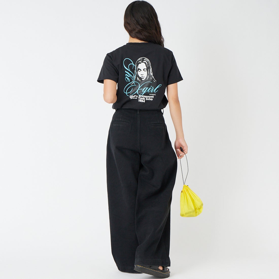 X-girl [エックスガール] カーシブスクリプトロゴ＆フェイス 半袖Tシャツ [105261011011] BLACK &&モデル身長：162cm 着用サイズ：M&&