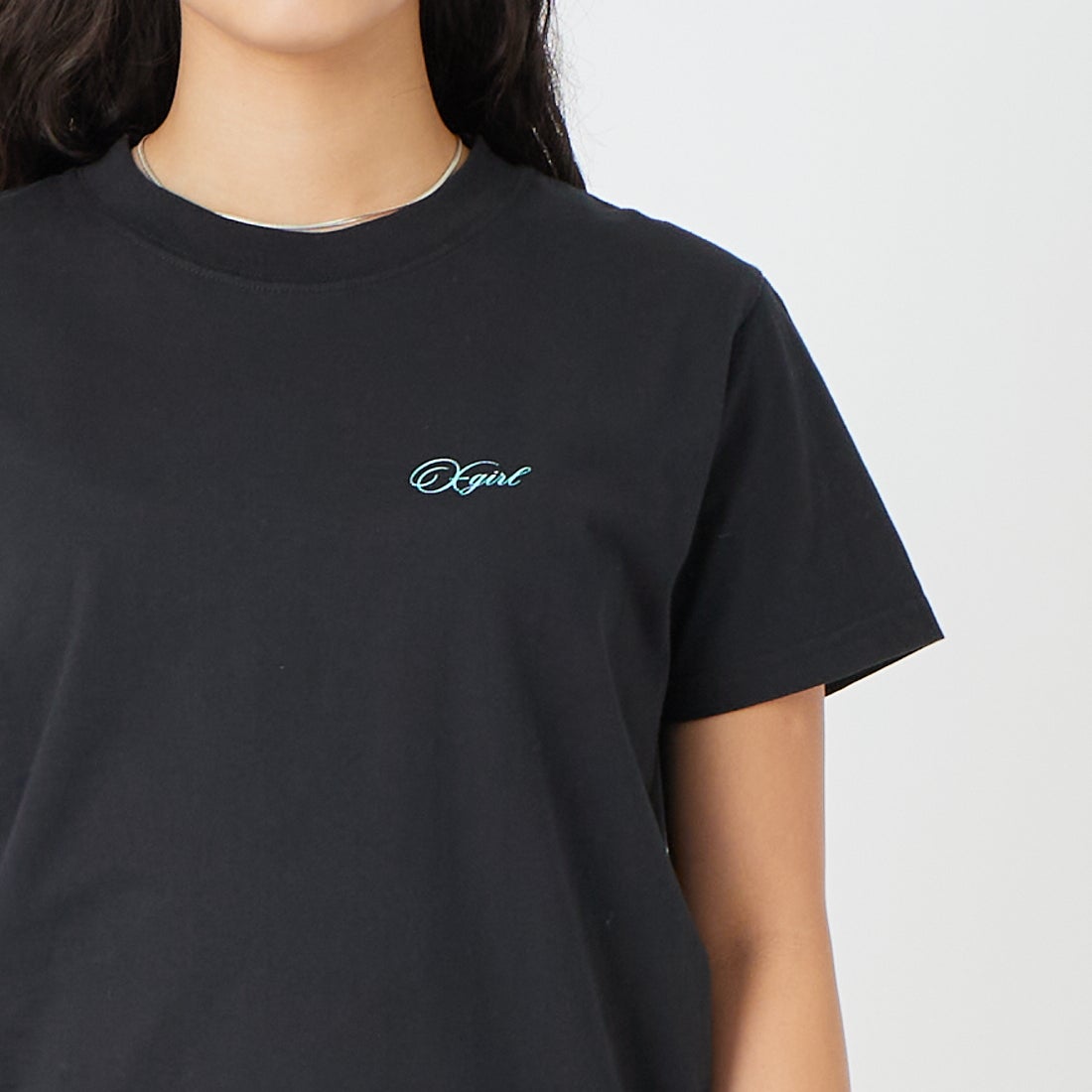 X-girl [エックスガール] カーシブスクリプトロゴ＆フェイス 半袖Tシャツ [105261011011] BLACK &&モデル身長：162cm 着用サイズ：M&&