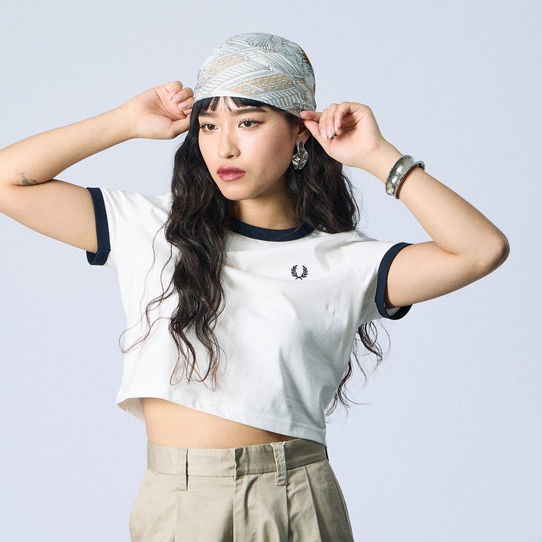 FRED PERRY [フレッドペリー] クロップド リンガーTシャツ [G9163] 129 SNOW W &&モデル身長：162cm 着用サイズ：10&&