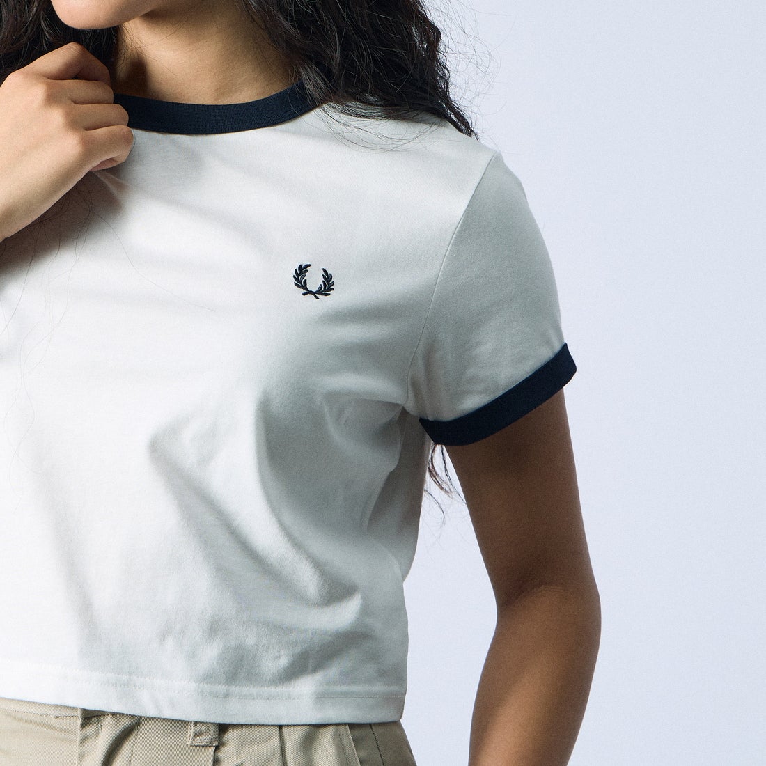 FRED PERRY [フレッドペリー] クロップド リンガーTシャツ [G9163] 129 SNOW W &&モデル身長：162cm 着用サイズ：10&&