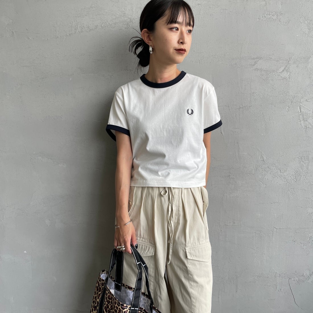 FRED PERRY [フレッドペリー] クロップド リンガーTシャツ [G9163] 129 SNOW W &&モデル身長：150cm 着用サイズ：10&&