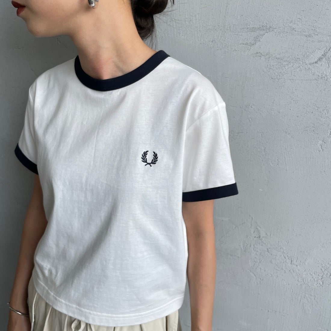 FRED PERRY [フレッドペリー] クロップド リンガーTシャツ [G9163] 129 SNOW W &&モデル身長：150cm 着用サイズ：10&&