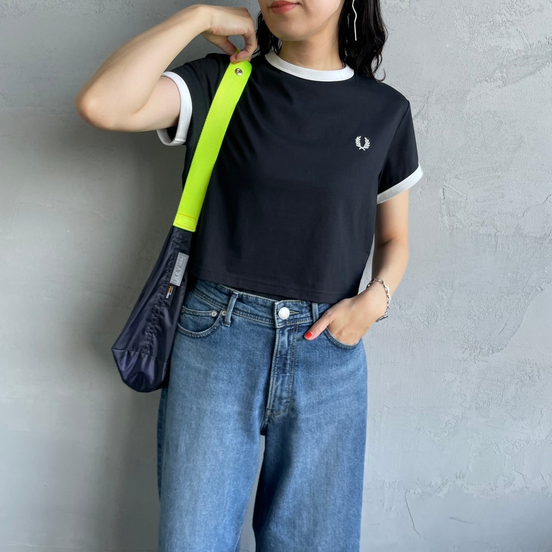 FRED PERRY [フレッドペリー] クロップド リンガーTシャツ [G9163] 102 BLACK &&モデル身長：160cm 着用サイズ：10&&