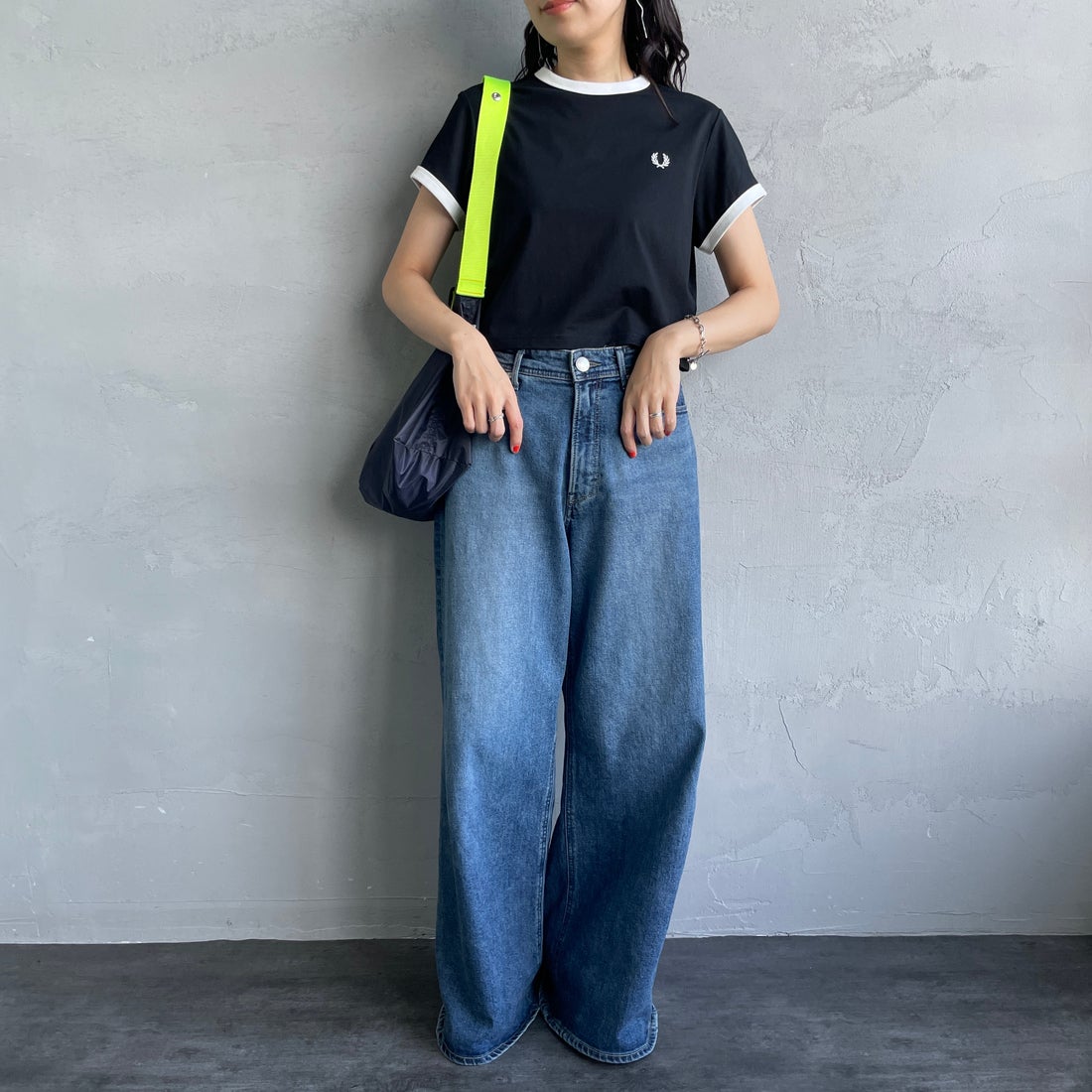 FRED PERRY [フレッドペリー] クロップド リンガーTシャツ [G9163] 102 BLACK &&モデル身長：160cm 着用サイズ：10&&