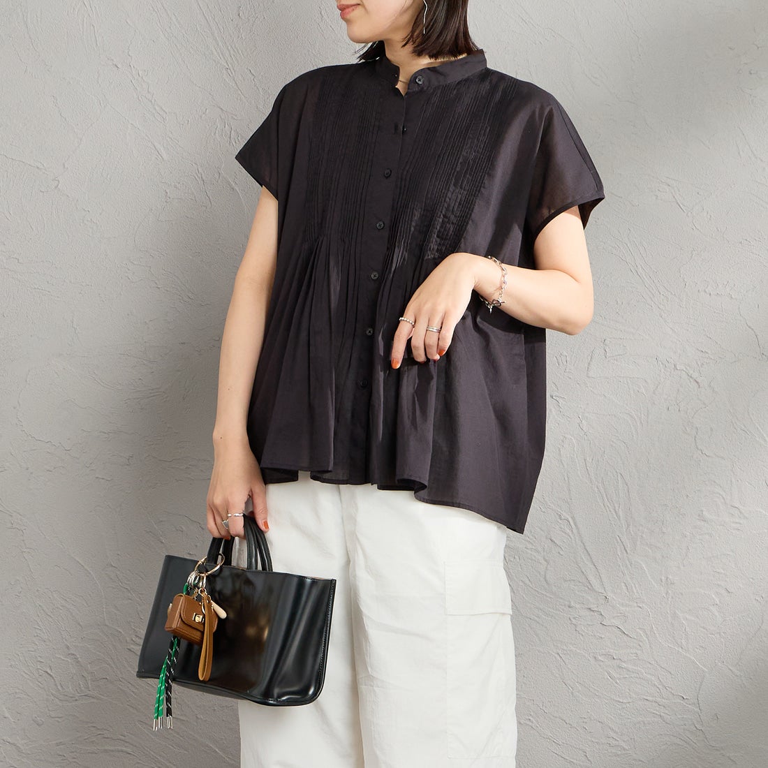soil [ソイル] バンドカラー フレンチスリーブ ピンタックシャツ [NSL26022] 9900 BLACK &&モデル身長：160cm 着用サイズ：1&&