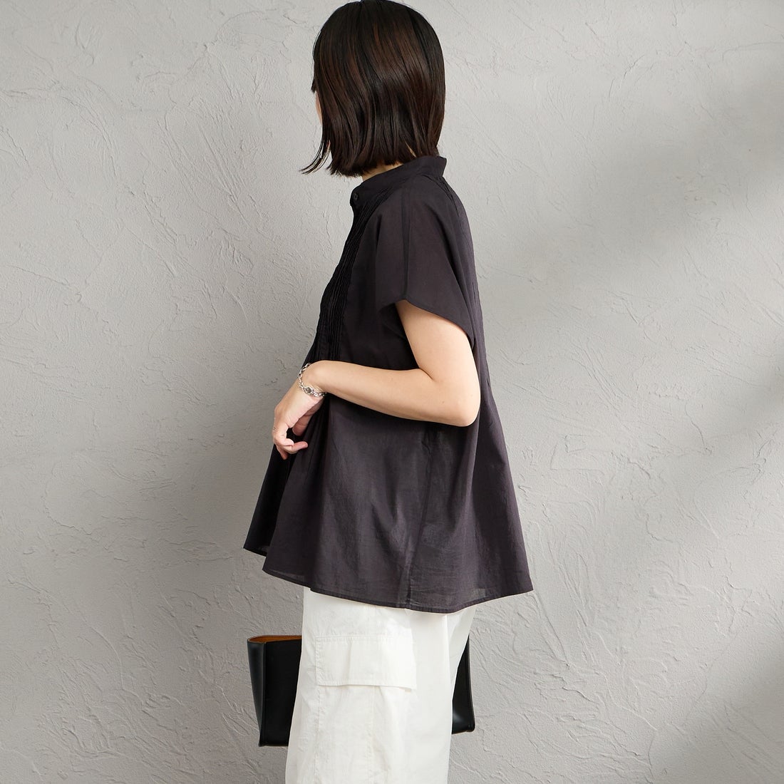 soil [ソイル] バンドカラー フレンチスリーブ ピンタックシャツ [NSL26022] 9900 BLACK &&モデル身長：160cm 着用サイズ：1&&