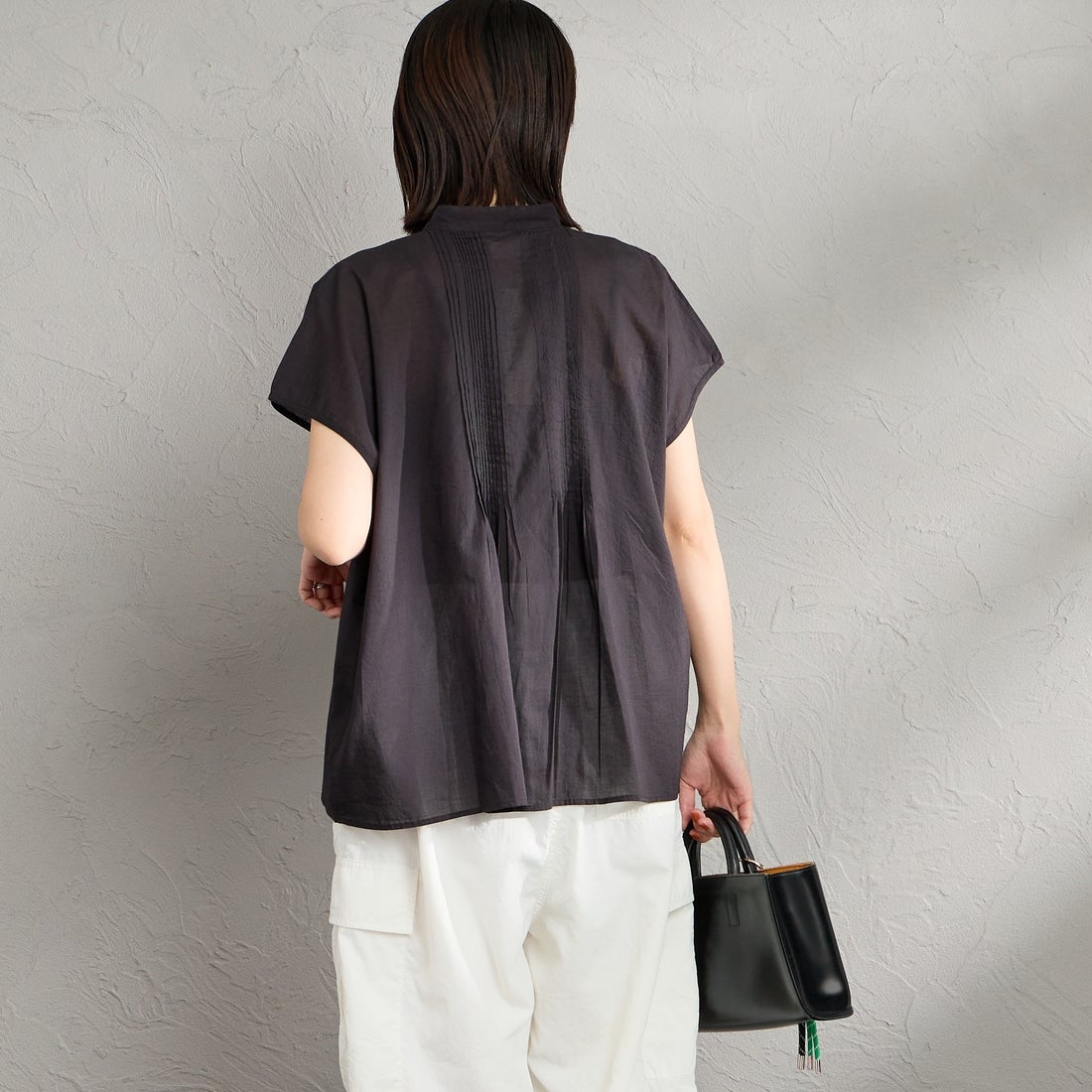 soil [ソイル] バンドカラー フレンチスリーブ ピンタックシャツ [NSL26022] 9900 BLACK &&モデル身長：160cm 着用サイズ：1&&