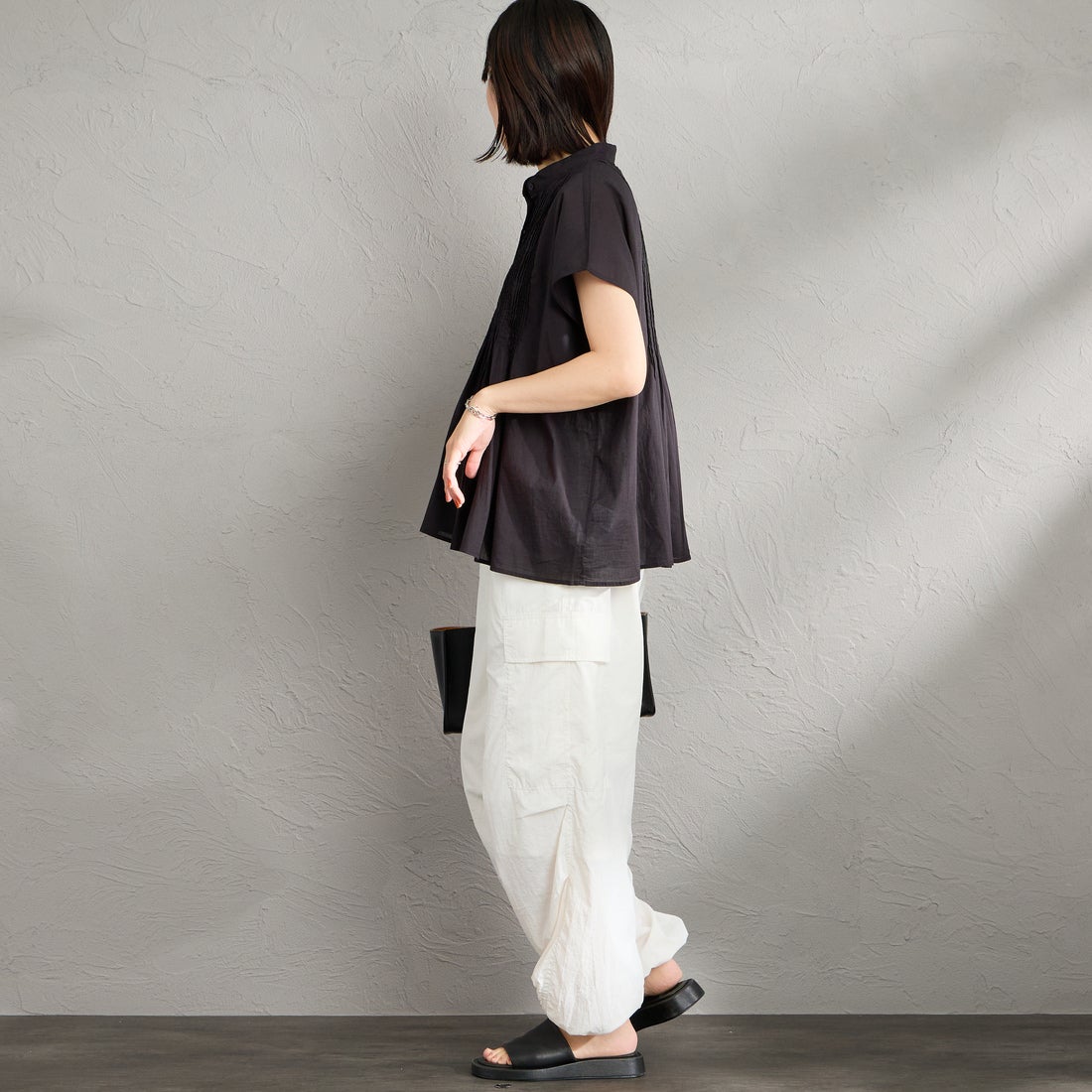 soil [ソイル] バンドカラー フレンチスリーブ ピンタックシャツ [NSL26022] 9900 BLACK &&モデル身長：160cm 着用サイズ：1&&