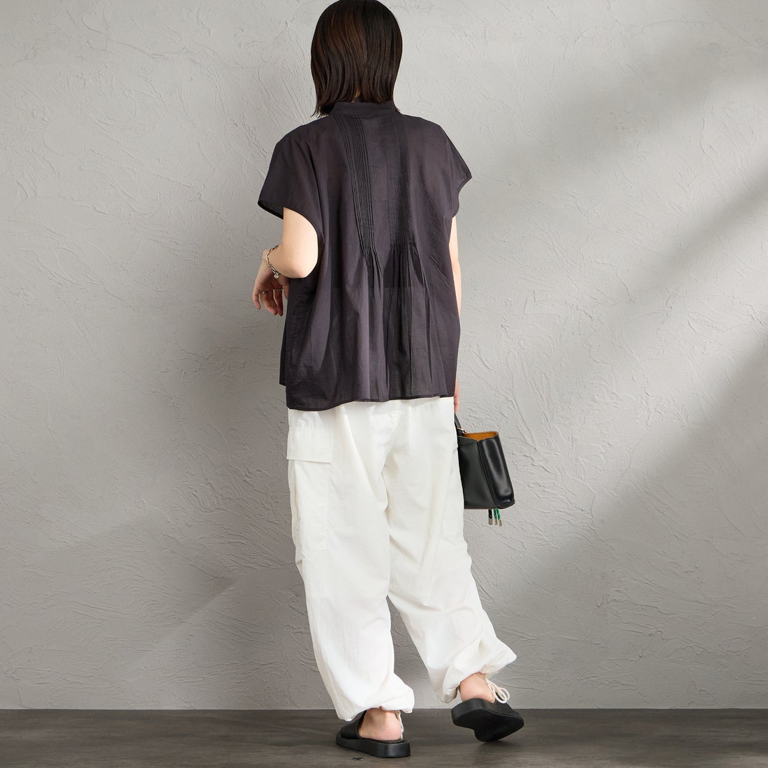 soil [ソイル] バンドカラー フレンチスリーブ ピンタックシャツ [NSL26022] 9900 BLACK &&モデル身長：160cm 着用サイズ：1&&