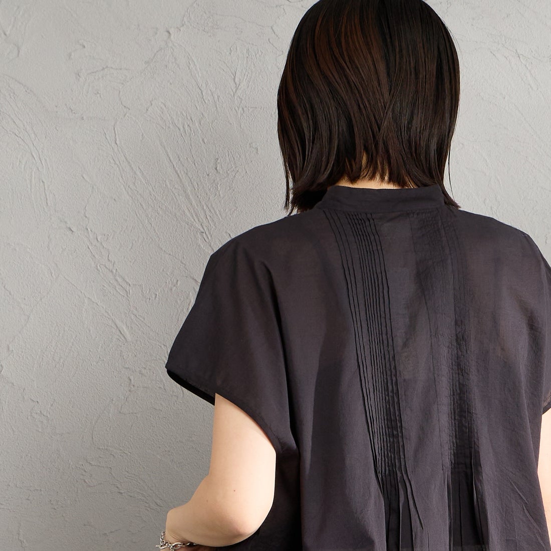 soil [ソイル] バンドカラー フレンチスリーブ ピンタックシャツ [NSL26022] 9900 BLACK &&モデル身長：160cm 着用サイズ：1&&