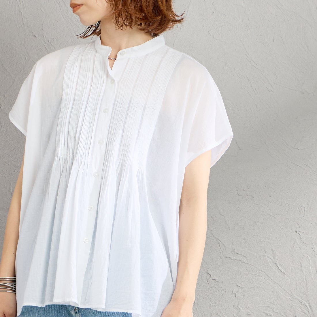 soil [ソイル] バンドカラー フレンチスリーブ ピンタックシャツ [NSL26022] 9000 O.WHI &&モデル身長：158cm 着用サイズ：1&&