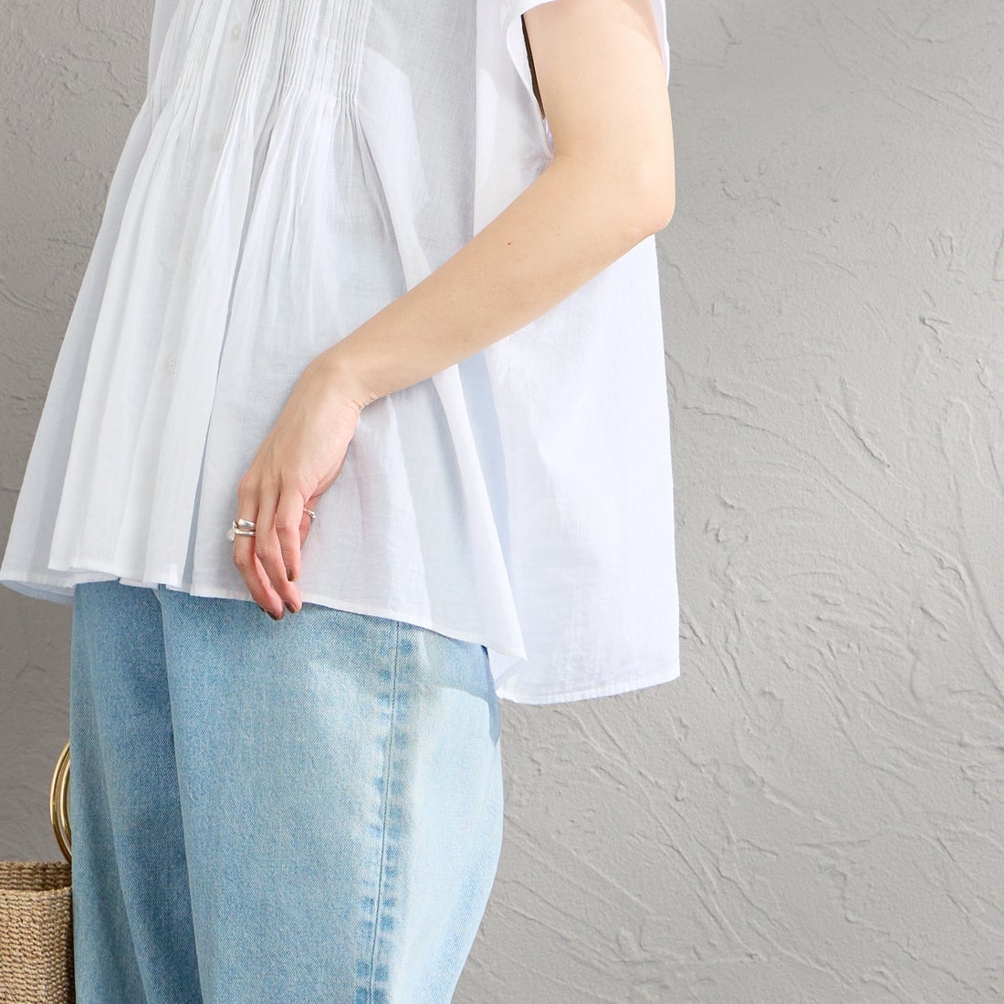 soil [ソイル] バンドカラー フレンチスリーブ ピンタックシャツ [NSL26022] 9000 O.WHI &&モデル身長：158cm 着用サイズ：1&&