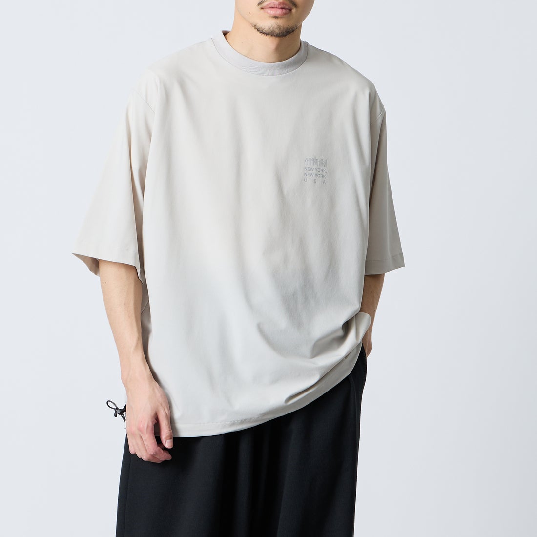 MANHATTAN PORTAGE [マンハッタンポーテージ] 別注 4WAYストレッチ バックプリントTシャツ [26SSMP-IN77-JF] L.GRAY &&モデル身長：168cm 着用サイズ：M&&
