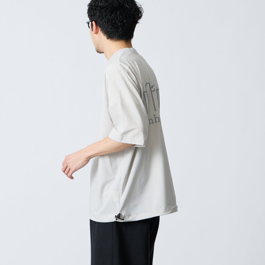 MANHATTAN PORTAGE [マンハッタンポーテージ] 別注 4WAYストレッチ バックプリントTシャツ [26SSMP-IN77-JF] L.GRAY &&モデル身長：168cm 着用サイズ：M&&