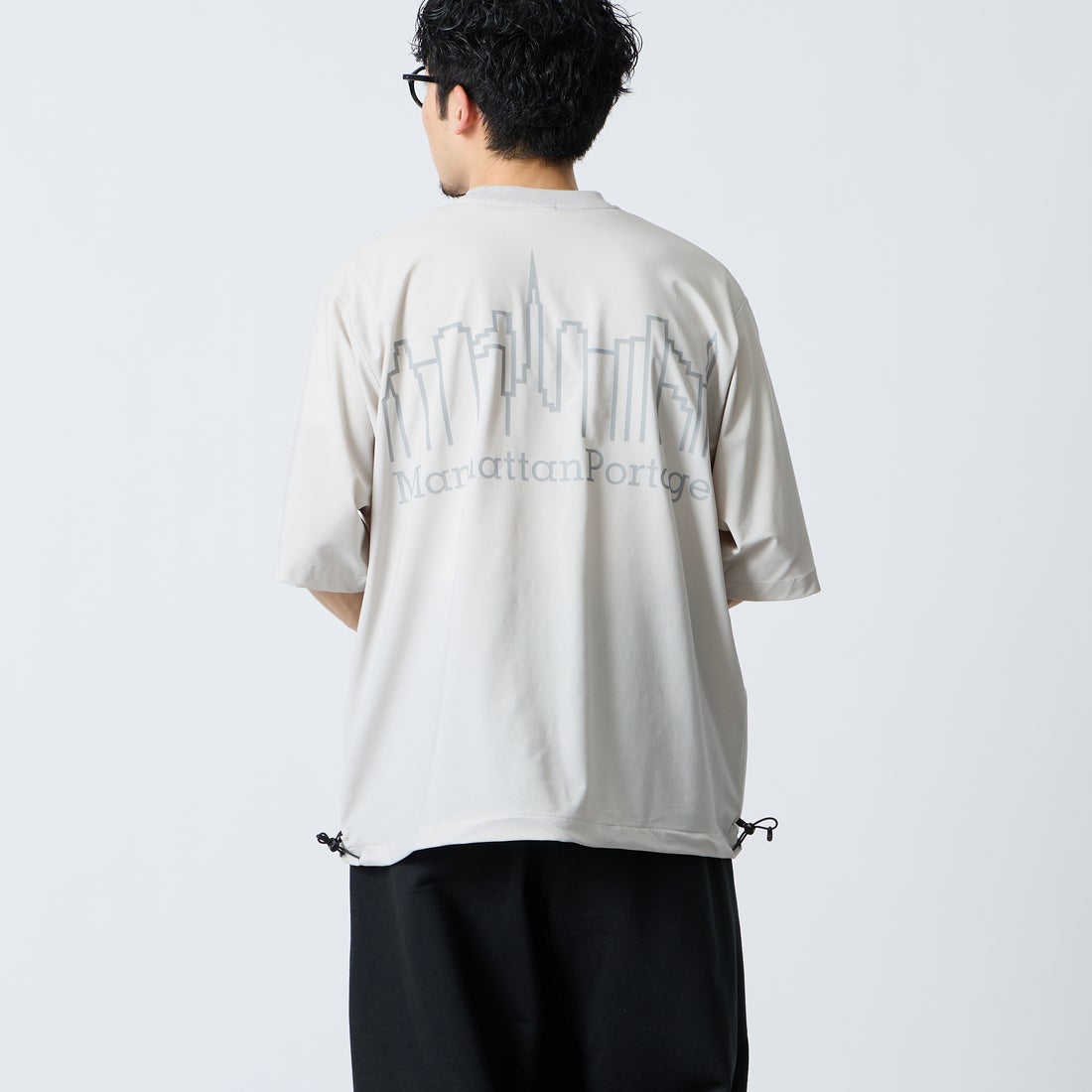 MANHATTAN PORTAGE [マンハッタンポーテージ] 別注 4WAYストレッチ バックプリントTシャツ [26SSMP-IN77-JF] L.GRAY &&モデル身長：168cm 着用サイズ：M&&