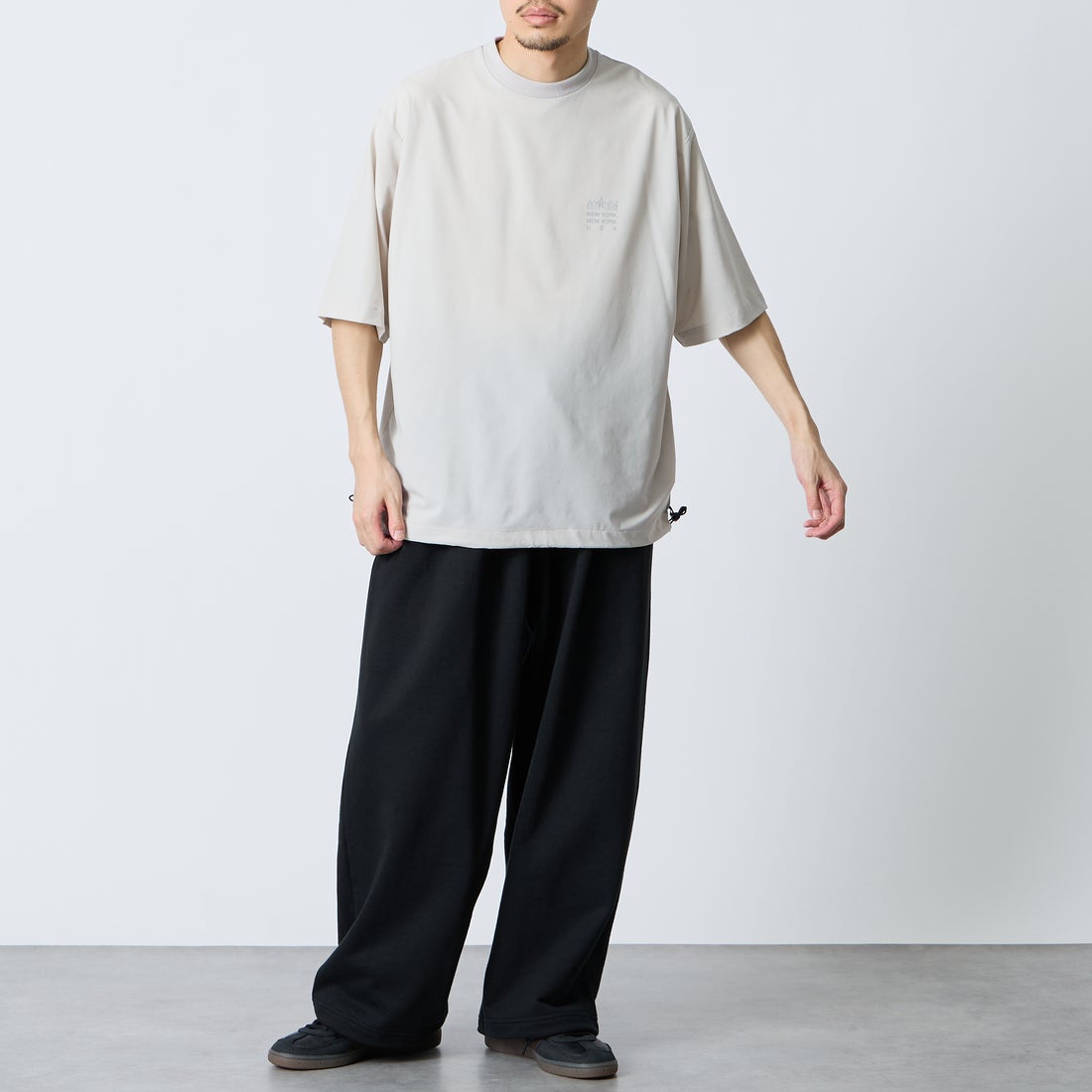 MANHATTAN PORTAGE [マンハッタンポーテージ] 別注 4WAYストレッチ バックプリントTシャツ [26SSMP-IN77-JF] L.GRAY &&モデル身長：168cm 着用サイズ：M&&