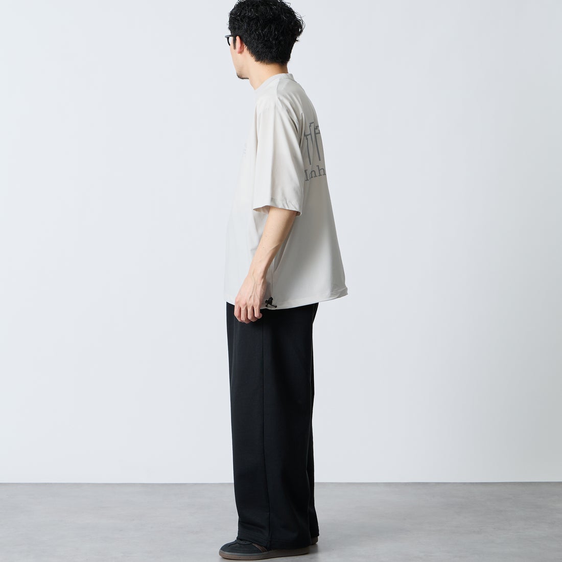 MANHATTAN PORTAGE [マンハッタンポーテージ] 別注 4WAYストレッチ バックプリントTシャツ [26SSMP-IN77-JF] L.GRAY &&モデル身長：168cm 着用サイズ：M&&