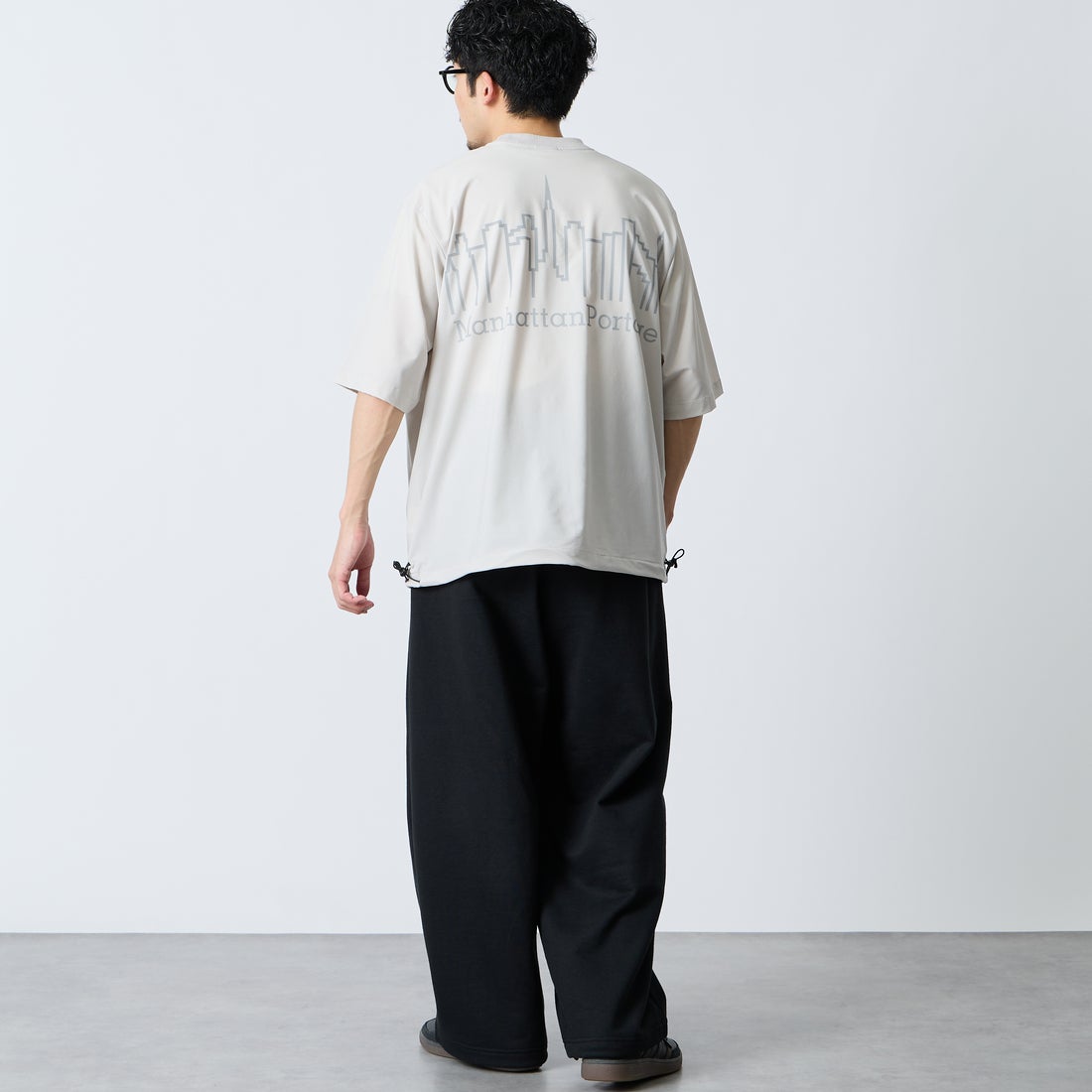 MANHATTAN PORTAGE [マンハッタンポーテージ] 別注 4WAYストレッチ バックプリントTシャツ [26SSMP-IN77-JF] L.GRAY &&モデル身長：168cm 着用サイズ：M&&