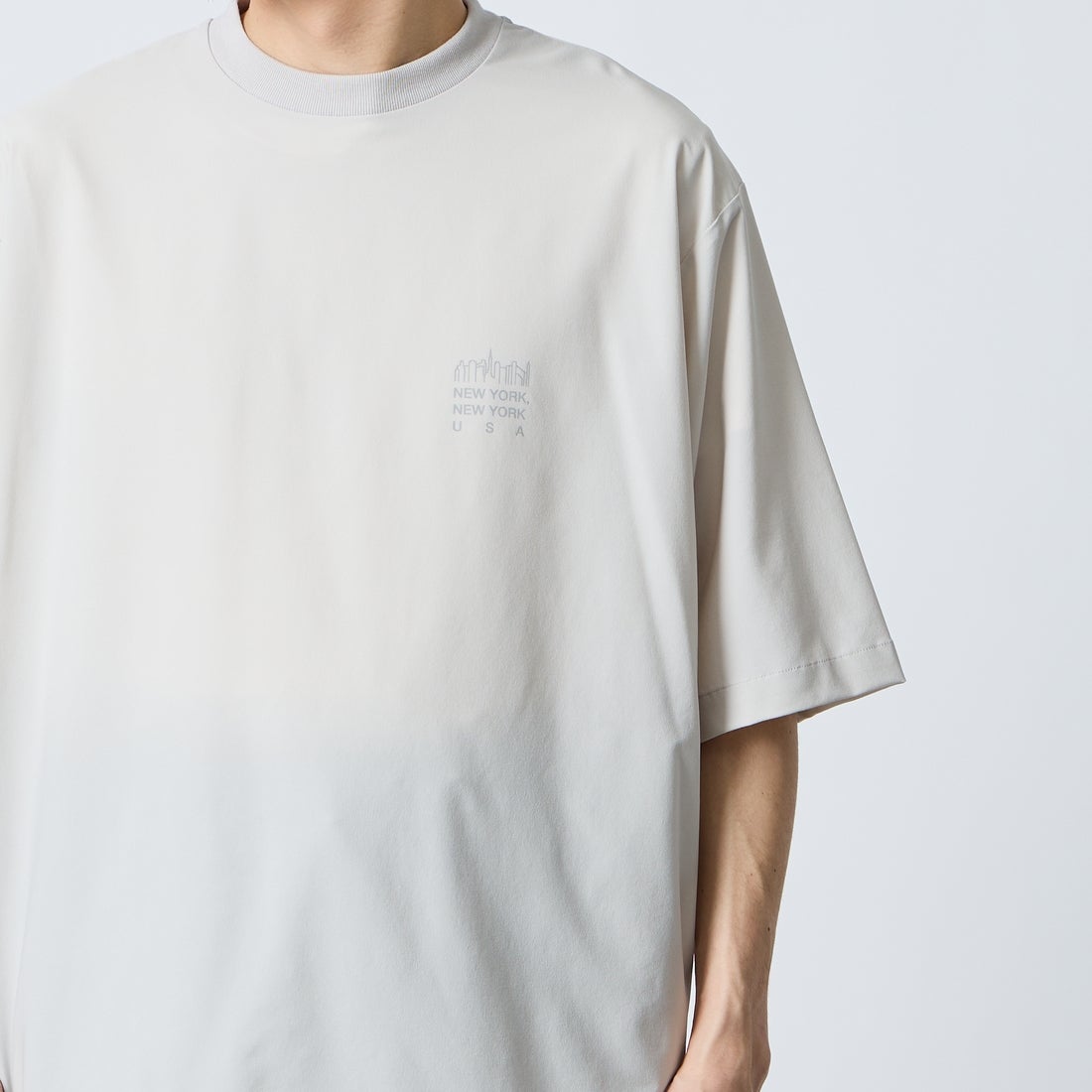 MANHATTAN PORTAGE [マンハッタンポーテージ] 別注 4WAYストレッチ バックプリントTシャツ [26SSMP-IN77-JF] L.GRAY &&モデル身長：168cm 着用サイズ：M&&