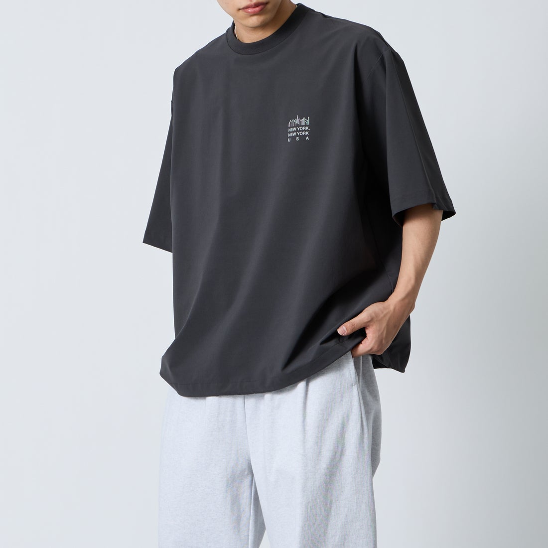 MANHATTAN PORTAGE [マンハッタンポーテージ] 別注 4WAYストレッチ バックプリントTシャツ [26SSMP-IN77-JF] CHARCOAL &&モデル身長：179cm 着用サイズ：XL&&
