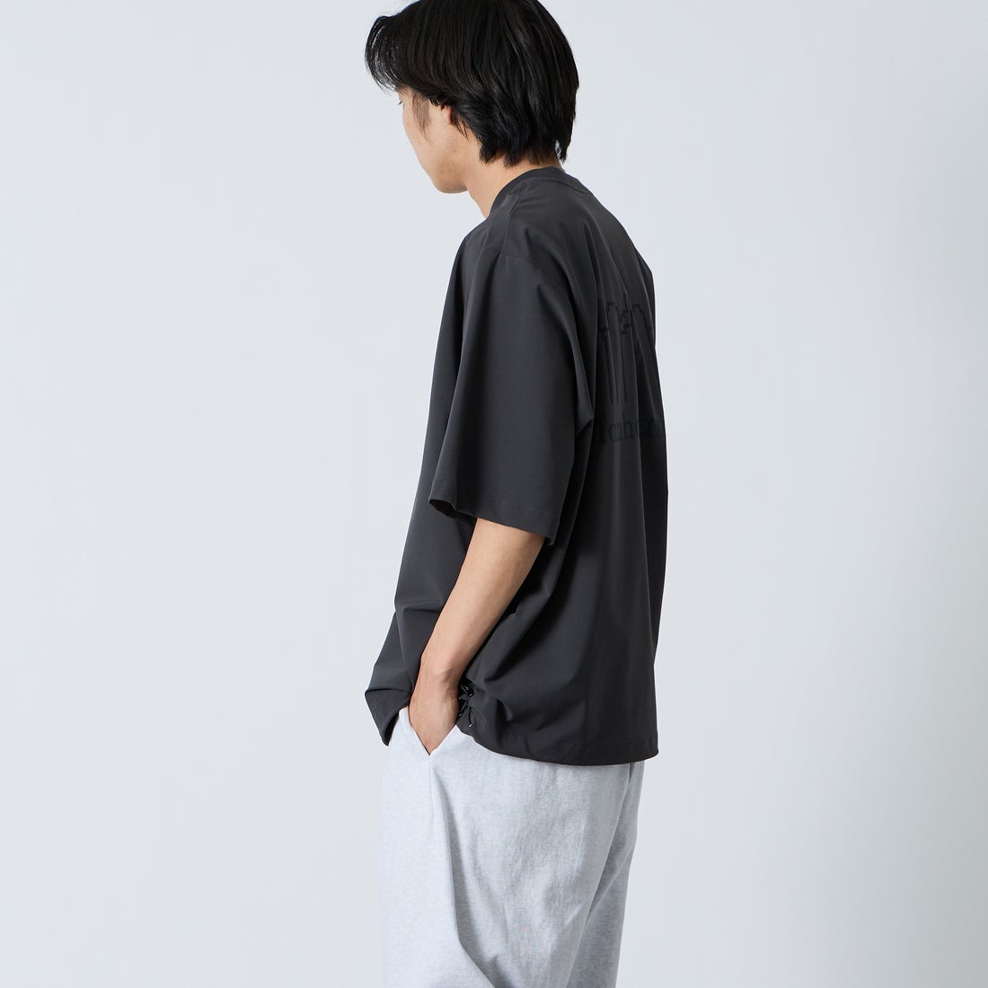 MANHATTAN PORTAGE [マンハッタンポーテージ] 別注 4WAYストレッチ バックプリントTシャツ [26SSMP-IN77-JF] CHARCOAL &&モデル身長：179cm 着用サイズ：XL&&