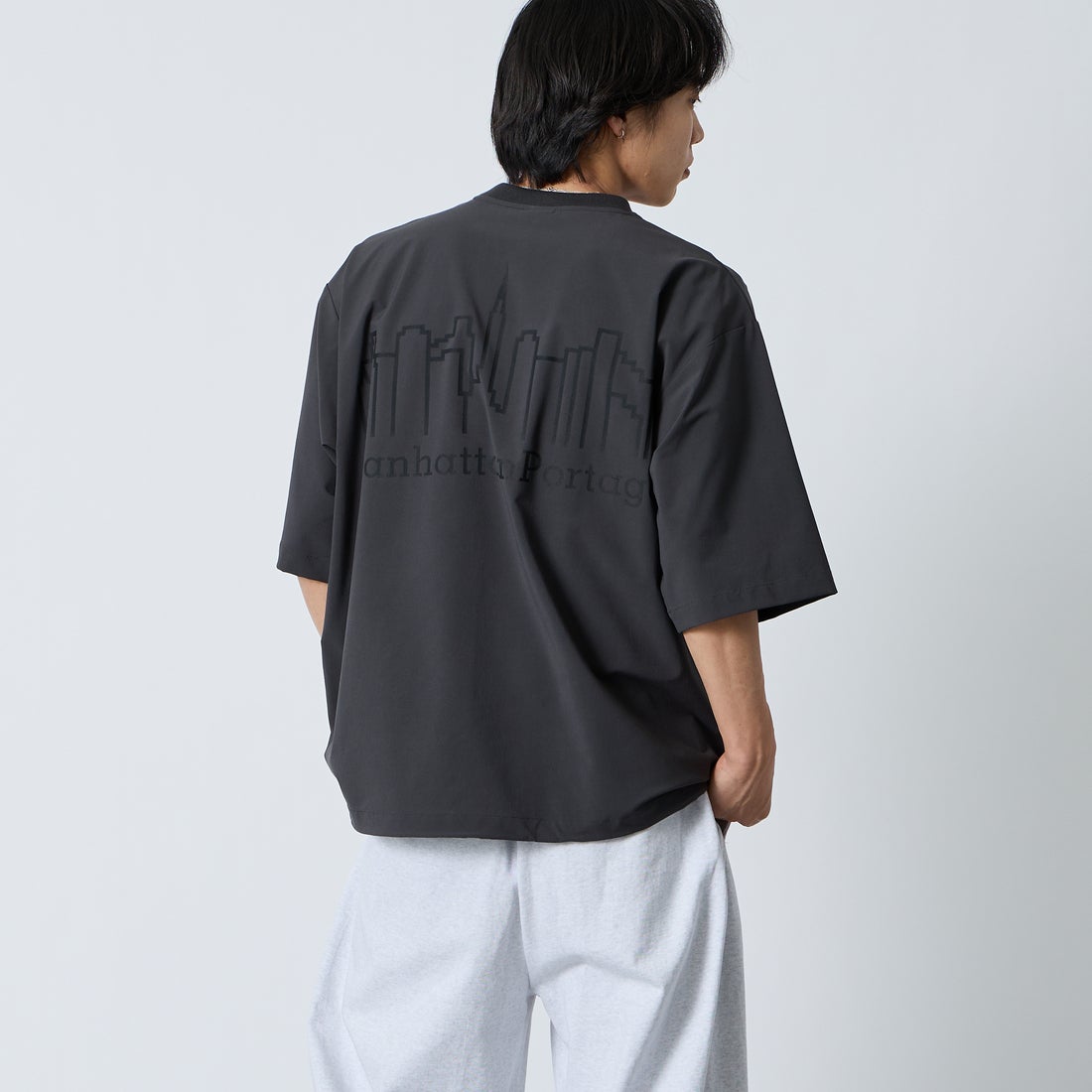 MANHATTAN PORTAGE [マンハッタンポーテージ] 別注 4WAYストレッチ バックプリントTシャツ [26SSMP-IN77-JF] CHARCOAL &&モデル身長：179cm 着用サイズ：XL&&