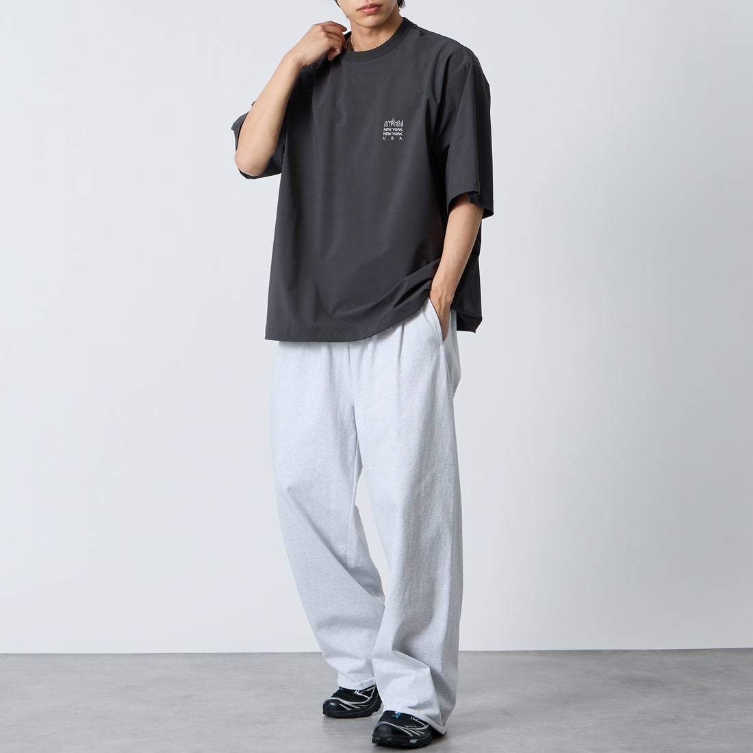 MANHATTAN PORTAGE [マンハッタンポーテージ] 別注 4WAYストレッチ バックプリントTシャツ [26SSMP-IN77-JF] CHARCOAL &&モデル身長：179cm 着用サイズ：XL&&