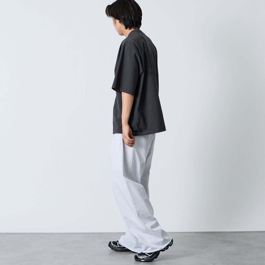 MANHATTAN PORTAGE [マンハッタンポーテージ] 別注 4WAYストレッチ バックプリントTシャツ [26SSMP-IN77-JF] CHARCOAL &&モデル身長：179cm 着用サイズ：XL&&