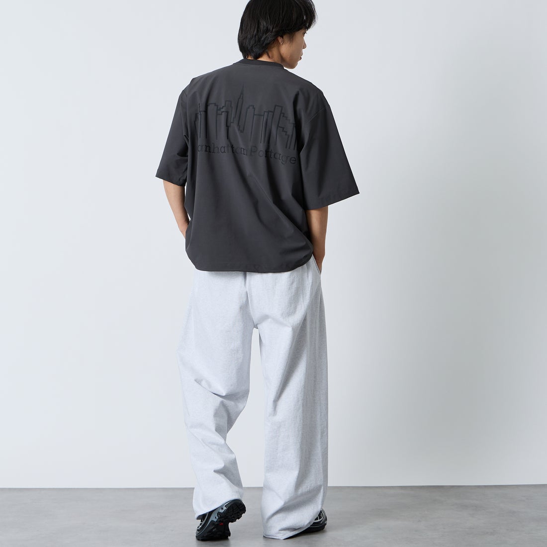 MANHATTAN PORTAGE [マンハッタンポーテージ] 別注 4WAYストレッチ バックプリントTシャツ [26SSMP-IN77-JF] CHARCOAL &&モデル身長：179cm 着用サイズ：XL&&