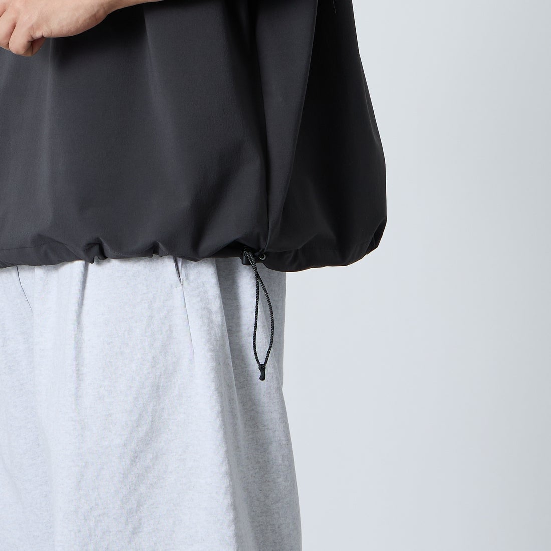 MANHATTAN PORTAGE [マンハッタンポーテージ] 別注 4WAYストレッチ バックプリントTシャツ [26SSMP-IN77-JF] CHARCOAL &&モデル身長：179cm 着用サイズ：XL&&