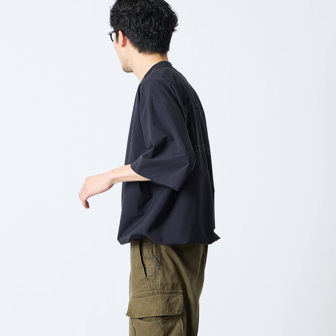 MANHATTAN PORTAGE [マンハッタンポーテージ] 別注 4WAYストレッチ バックプリントTシャツ [26SSMP-IN77-JF] BLACK &&モデル身長：168cm 着用サイズ：L&&