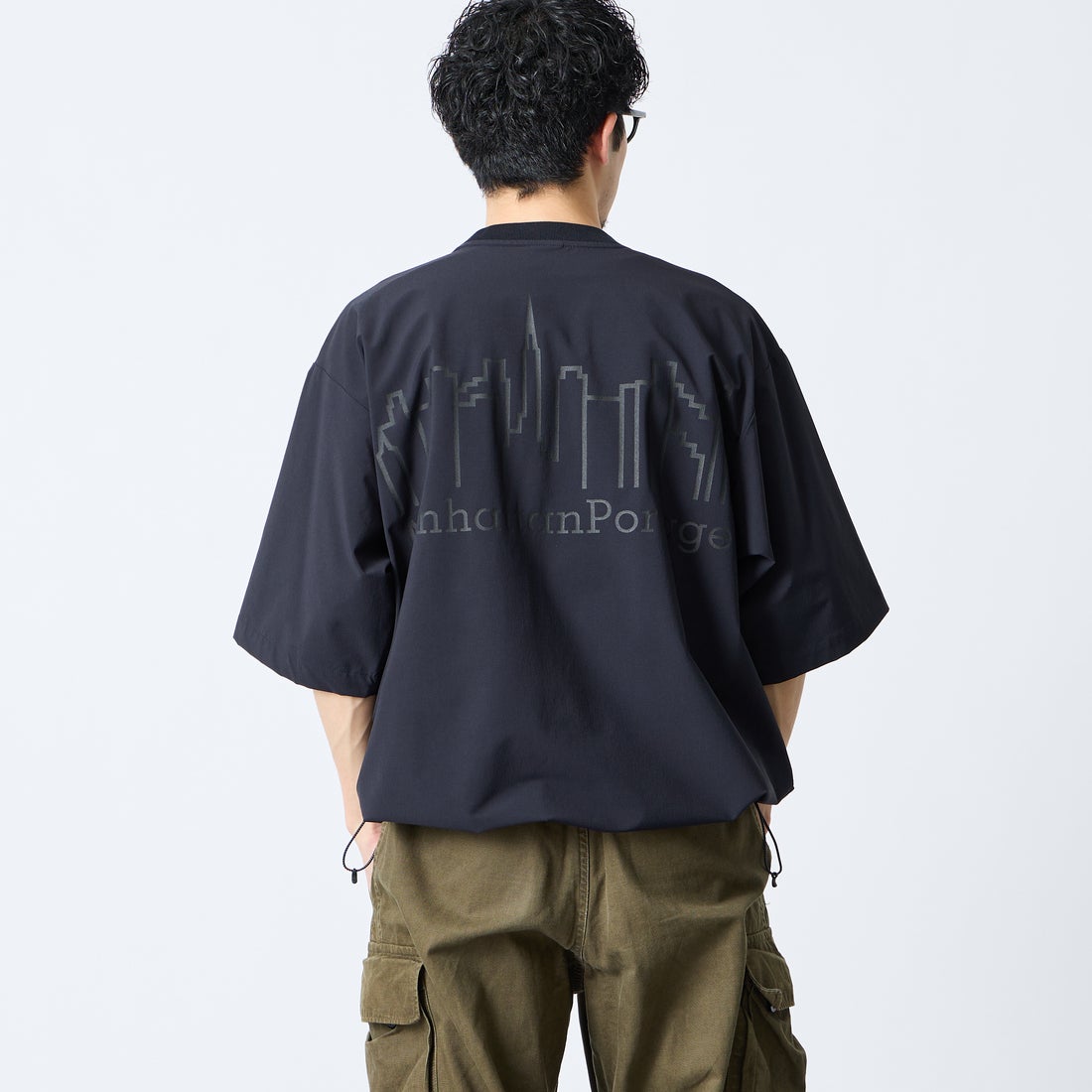 MANHATTAN PORTAGE [マンハッタンポーテージ] 別注 4WAYストレッチ バックプリントTシャツ [26SSMP-IN77-JF] BLACK &&モデル身長：168cm 着用サイズ：L&&