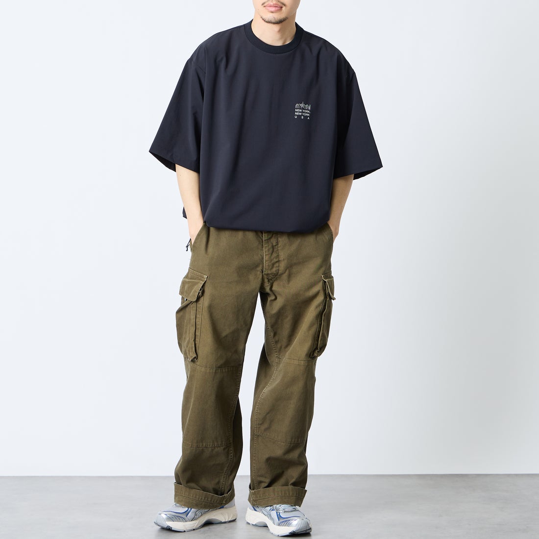 MANHATTAN PORTAGE [マンハッタンポーテージ] 別注 4WAYストレッチ バックプリントTシャツ [26SSMP-IN77-JF] BLACK &&モデル身長：168cm 着用サイズ：L&&