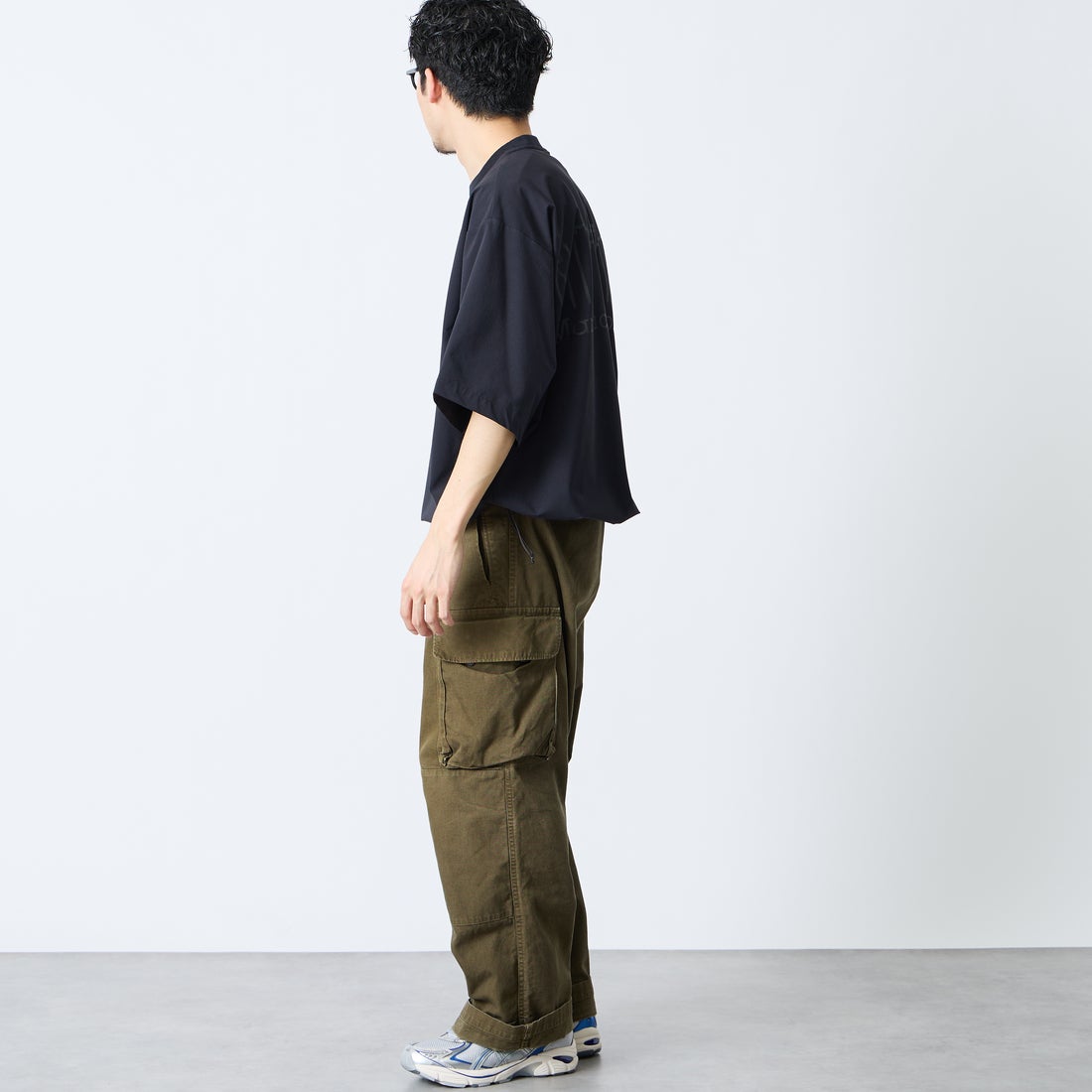 MANHATTAN PORTAGE [マンハッタンポーテージ] 別注 4WAYストレッチ バックプリントTシャツ [26SSMP-IN77-JF] BLACK &&モデル身長：168cm 着用サイズ：L&&