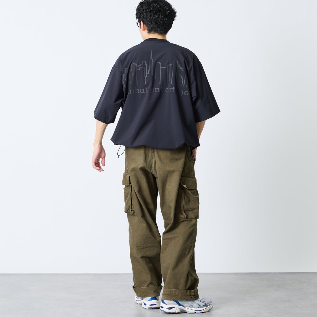 MANHATTAN PORTAGE [マンハッタンポーテージ] 別注 4WAYストレッチ バックプリントTシャツ [26SSMP-IN77-JF] BLACK &&モデル身長：168cm 着用サイズ：L&&