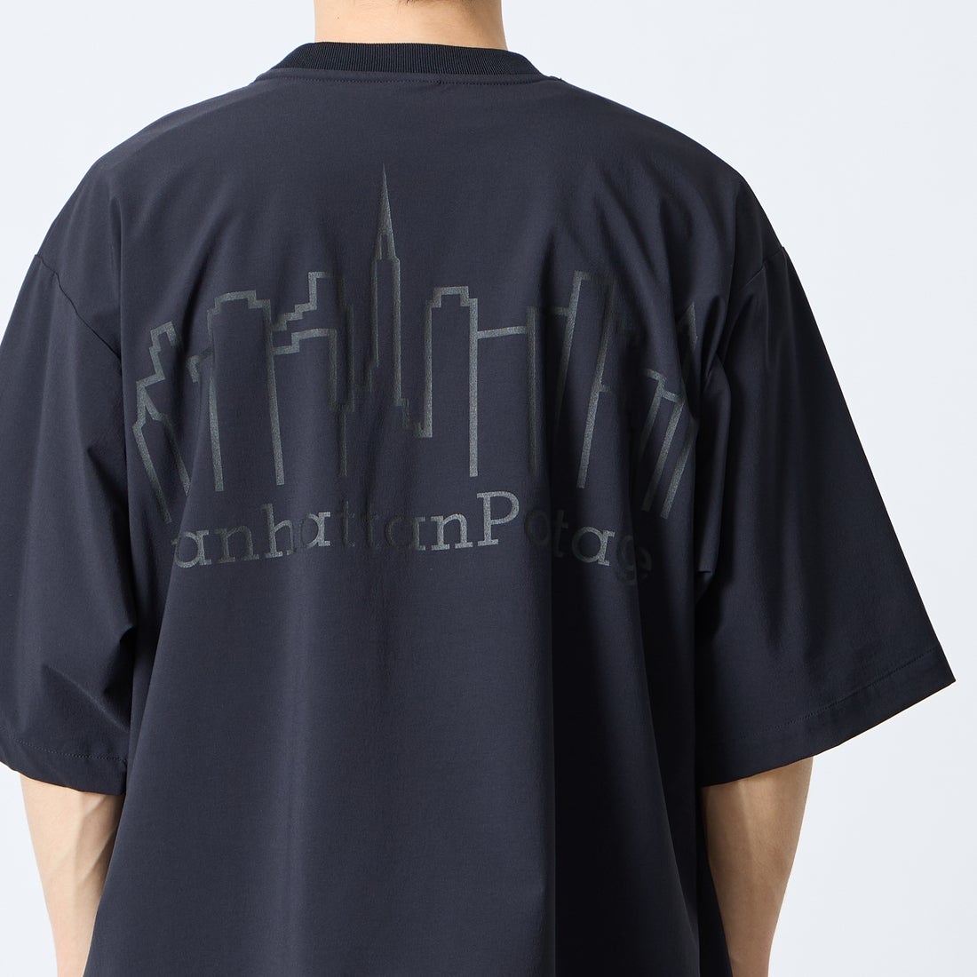 MANHATTAN PORTAGE [マンハッタンポーテージ] 別注 4WAYストレッチ バックプリントTシャツ [26SSMP-IN77-JF] BLACK &&モデル身長：168cm 着用サイズ：L&&