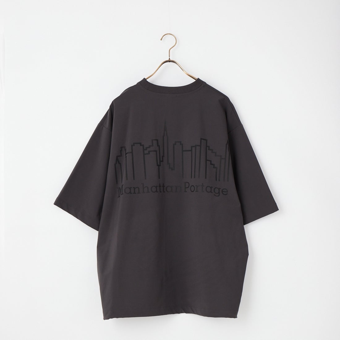 MANHATTAN PORTAGE [マンハッタンポーテージ] 別注 4WAYストレッチ バックプリントTシャツ [26SSMP-IN77-JF] CHARCOAL