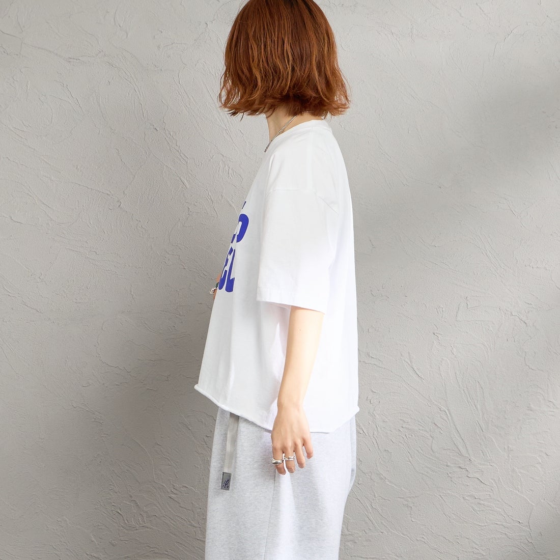 FUNG [ファング] ALL TO WELL カットオフ プリントTシャツ [ALL-TO-WELL] WHITE/BLUE &&モデル身長：158cm 着用サイズ：M&&