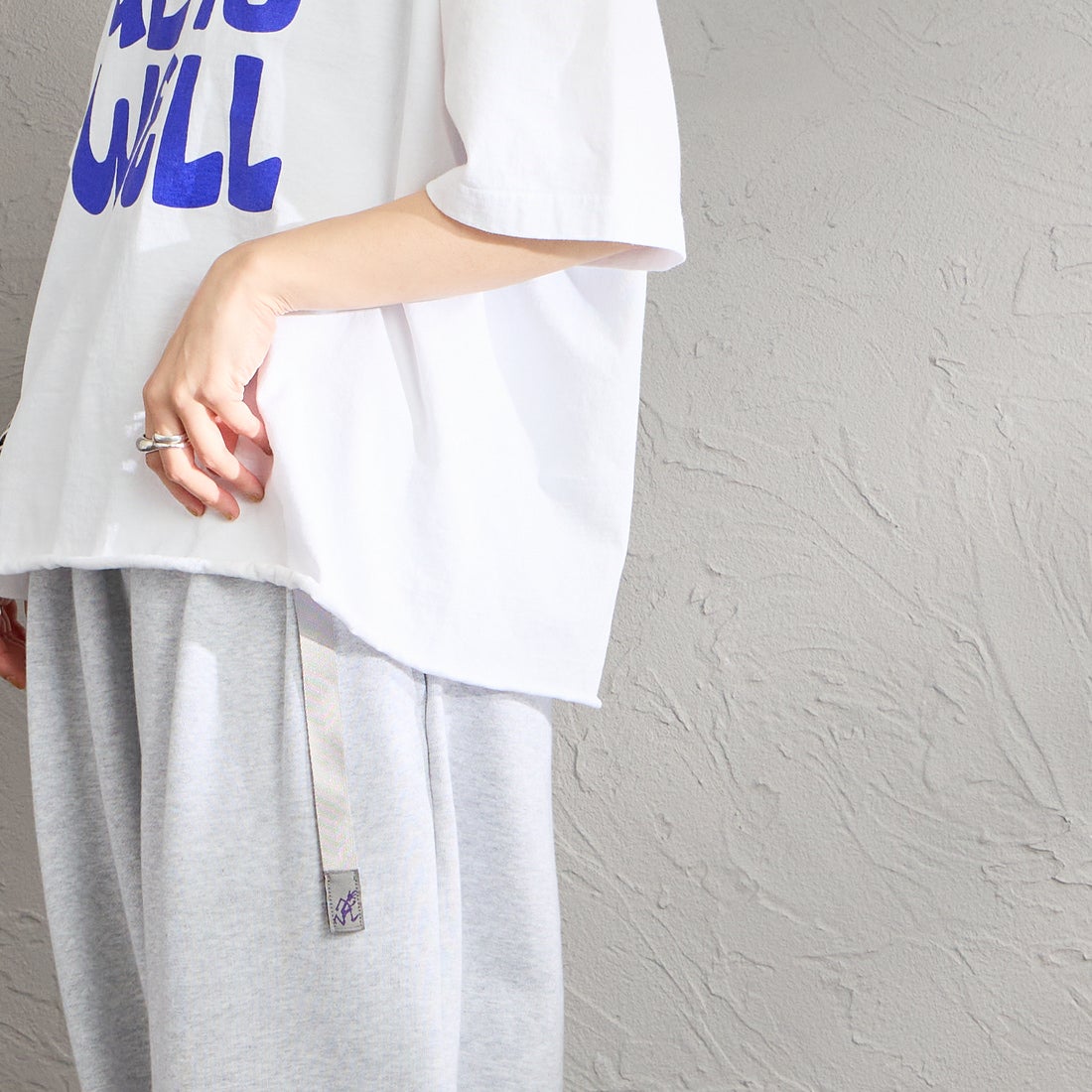 FUNG [ファング] ALL TO WELL カットオフ プリントTシャツ [ALL-TO-WELL] WHITE/BLUE &&モデル身長：158cm 着用サイズ：M&&