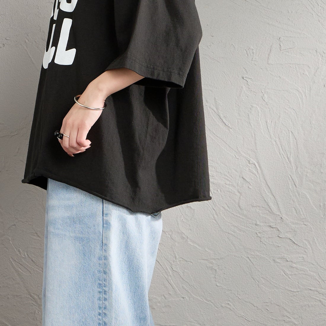 FUNG [ファング] ALL TO WELL カットオフ プリントTシャツ [ALL-TO-WELL] BLACK &&モデル身長：150cm 着用サイズ：M&&