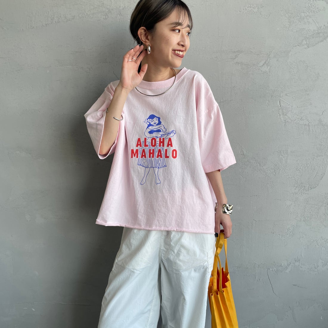 FUNG [ファング] 別注 ALOHA MAHALO カットオフプリントTシャツ [ALOHA-MAHALO-JF] PINK &&モデル身長：150cm 着用サイズ：M&&