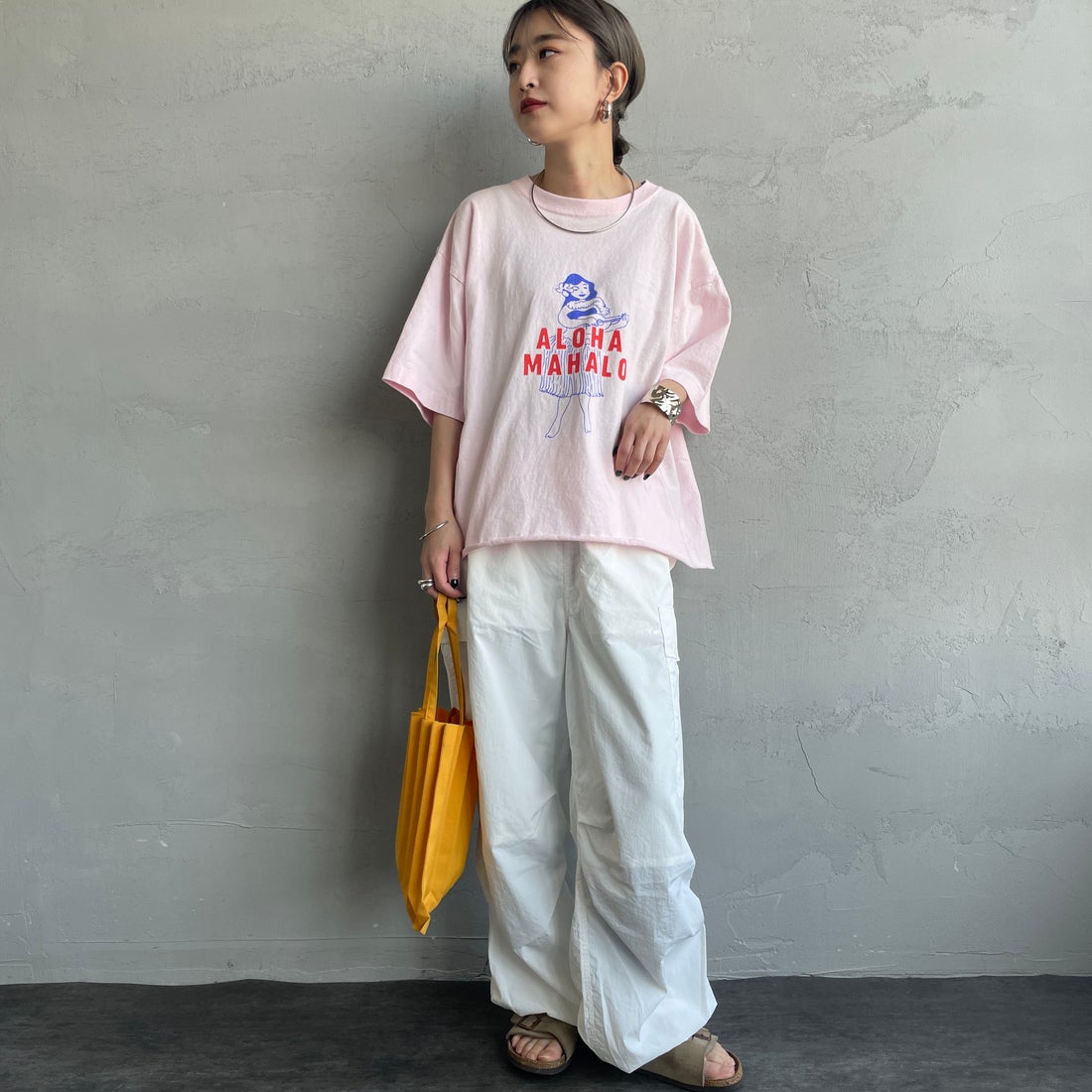 FUNG [ファング] 別注 ALOHA MAHALO カットオフプリントTシャツ [ALOHA-MAHALO-JF] PINK &&モデル身長：150cm 着用サイズ：M&&