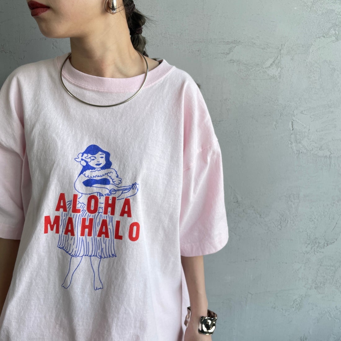 FUNG [ファング] 別注 ALOHA MAHALO カットオフプリントTシャツ [ALOHA-MAHALO-JF] PINK &&モデル身長：150cm 着用サイズ：M&&] 別注 ALOHA MAHALO カットオフプリントTシャツ [ALOHA-MAHALO-JF]