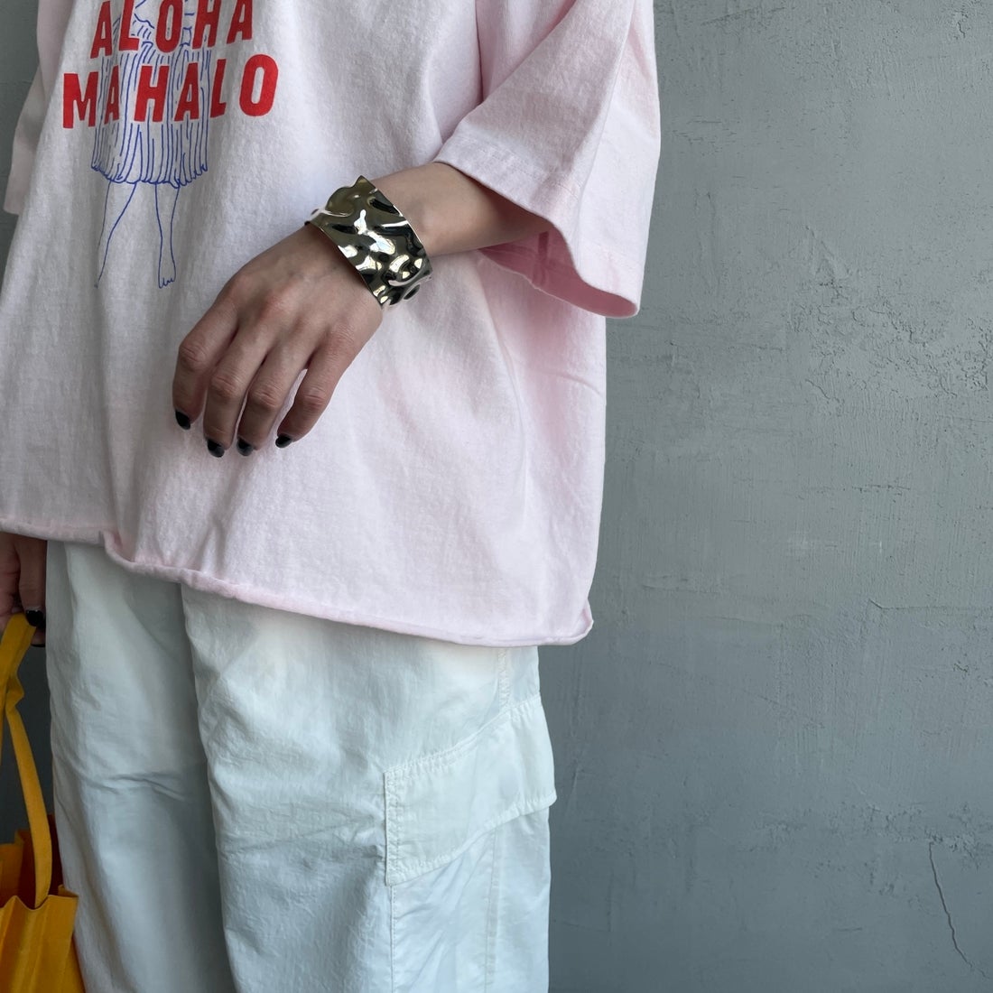FUNG [ファング] 別注 ALOHA MAHALO カットオフプリントTシャツ [ALOHA-MAHALO-JF] PINK &&モデル身長：150cm 着用サイズ：M&&