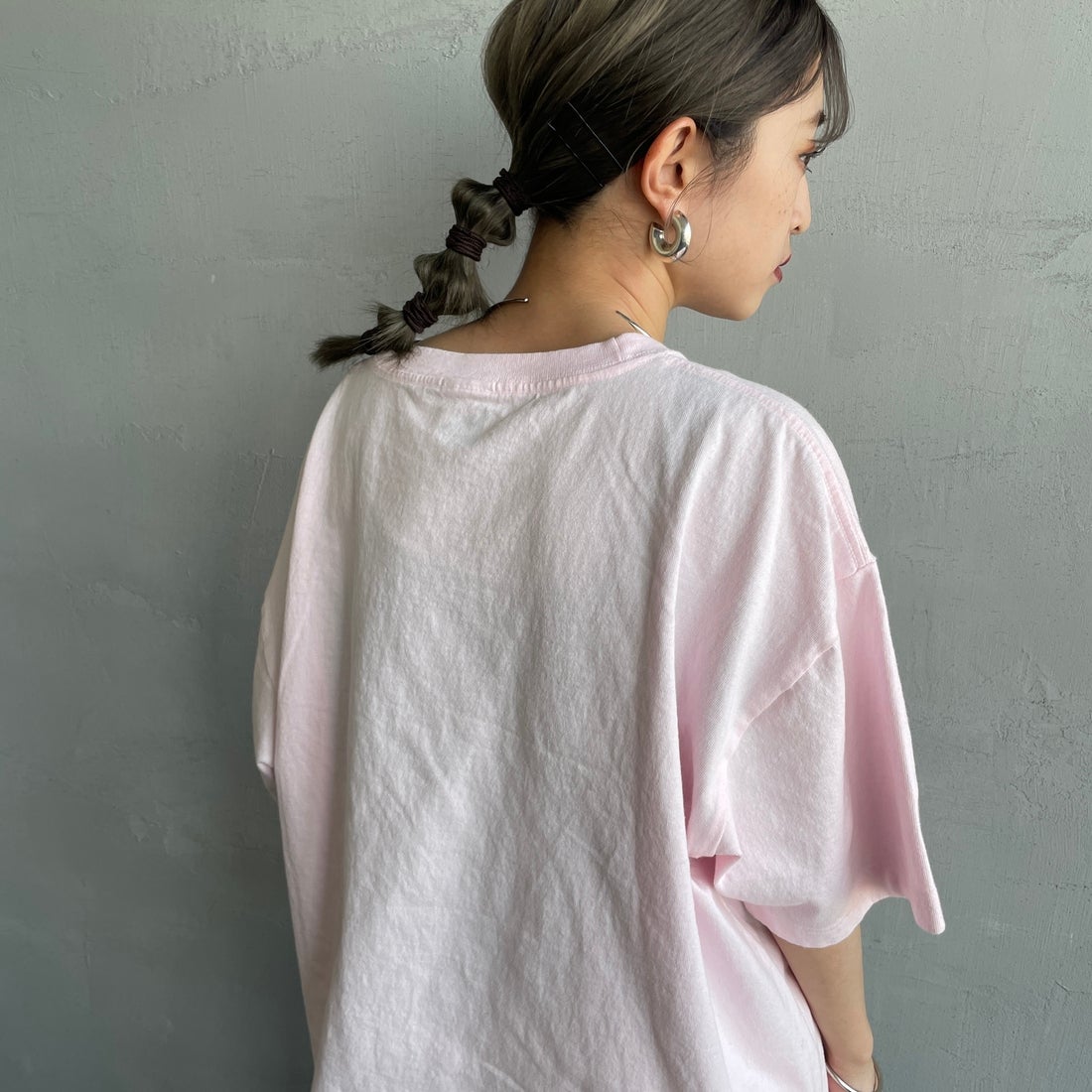 FUNG [ファング] 別注 ALOHA MAHALO カットオフプリントTシャツ [ALOHA-MAHALO-JF] PINK &&モデル身長：150cm 着用サイズ：M&&