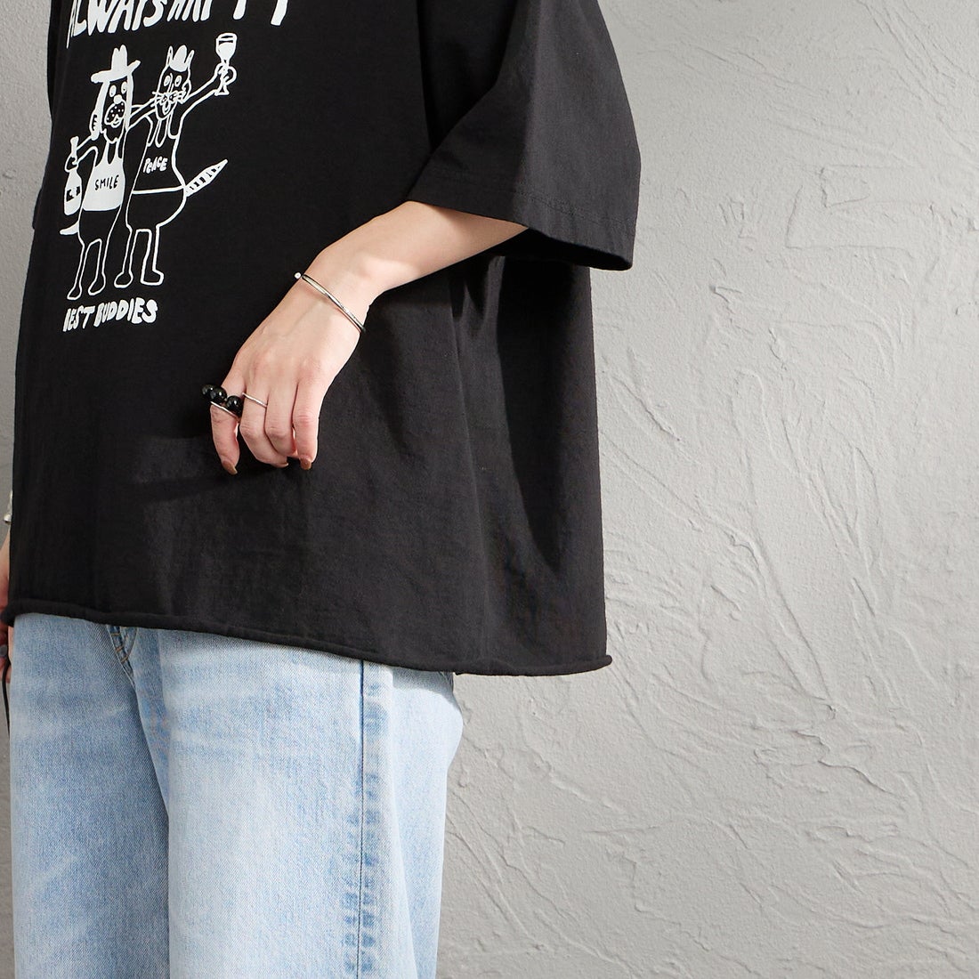 FUNG [ファング] BEST BUDDIES カットオフ プリントTシャツ [BEST-BUDDIES] BLACK &&モデル身長：150cm 着用サイズ：M&&