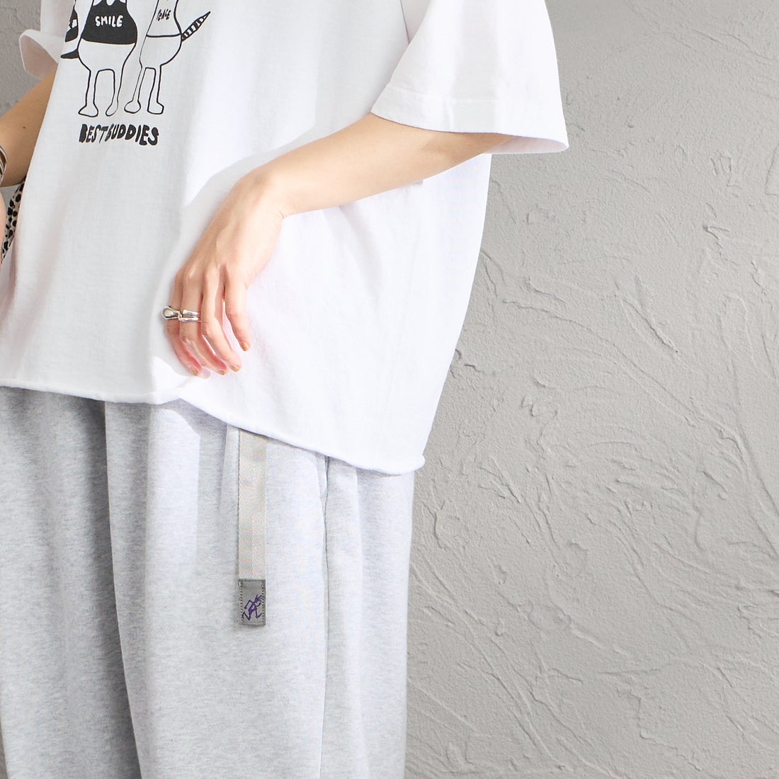 FUNG [ファング] BEST BUDDIES カットオフ プリントTシャツ [BEST-BUDDIES] WHT/BLACK &&モデル身長：158cm 着用サイズ：M&&